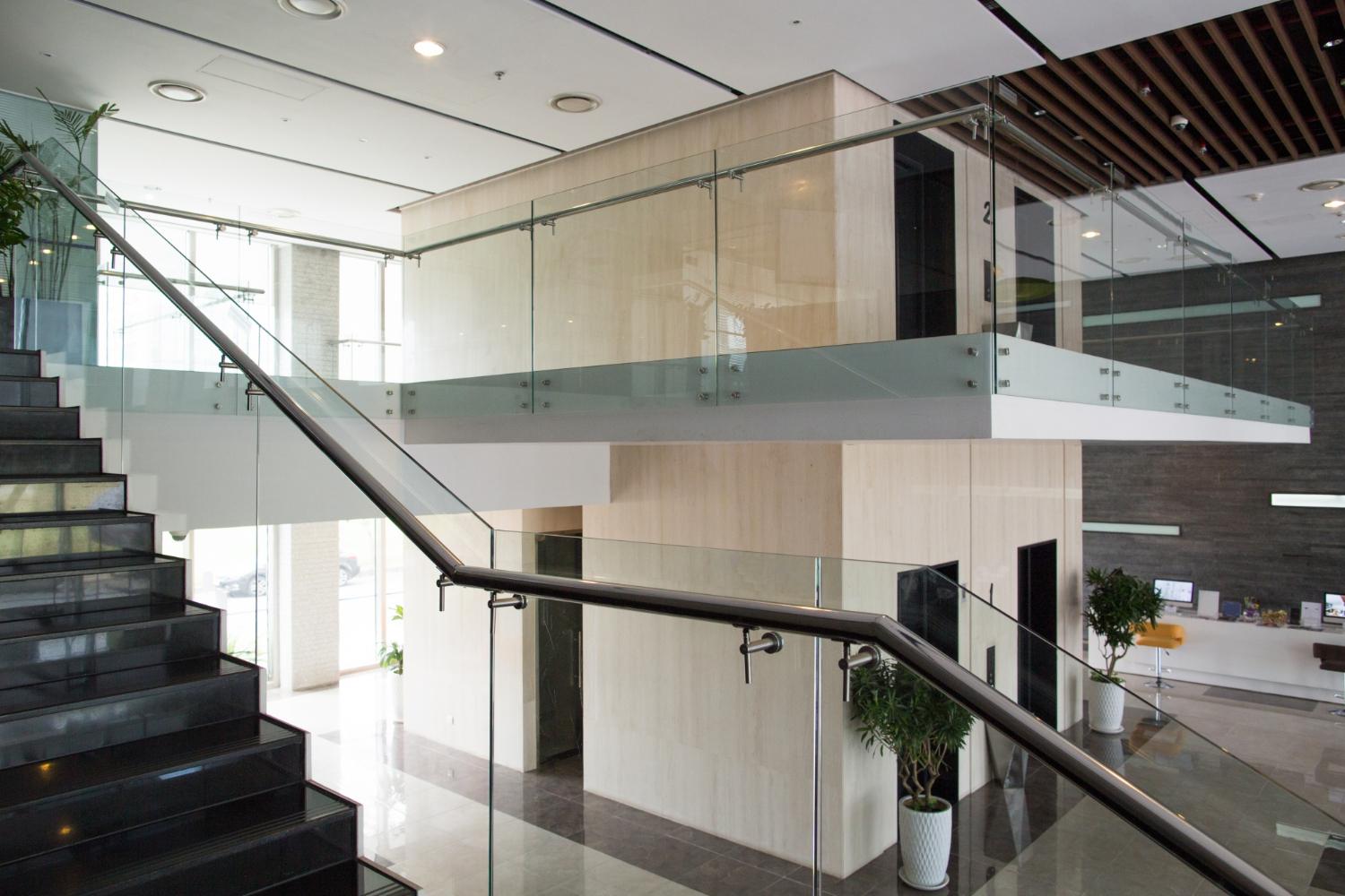 Top Benefits of Installing Glass and Aluminum Balustrades in Your Home