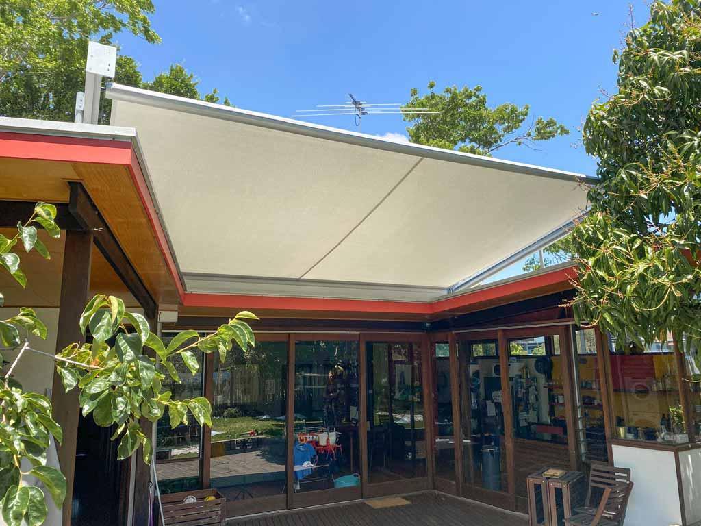 Use Retractable Pergolas And Folding Awnings